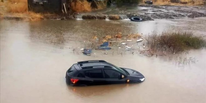 Milas'ta sel felaketi: Dereye s�r�klenen otomobilde 1 �l�, 1 yaral� - Son Dakika Haber