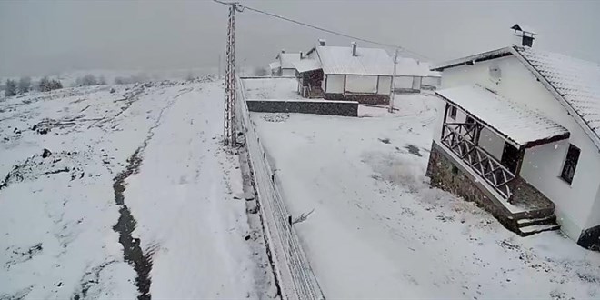 Ankara'n�n y�ksek kesimlerine kar ya�d�