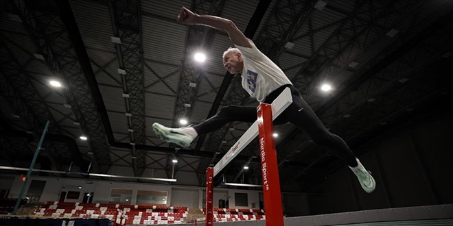 80 ya��ndaki �ocuk doktoru pistte madalya pe�inde