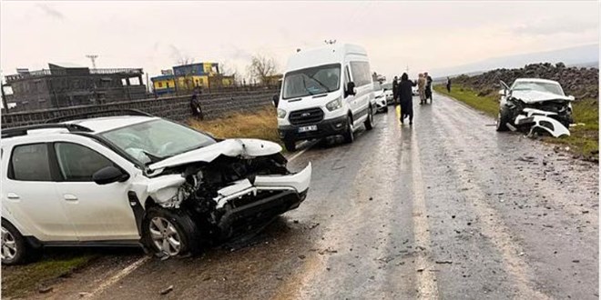 �anl�urfa'da feci kaza: �ki otomobil kafa kafaya �arp��t�! 8 yaral�