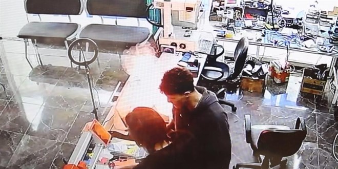 Cep telefonu bomba gibi patlay�p alev ald�