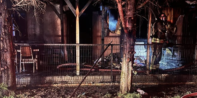 D�zce'de ��kan yang�nda ah�ap ev k�le d�nd� - Son Dakika Haber