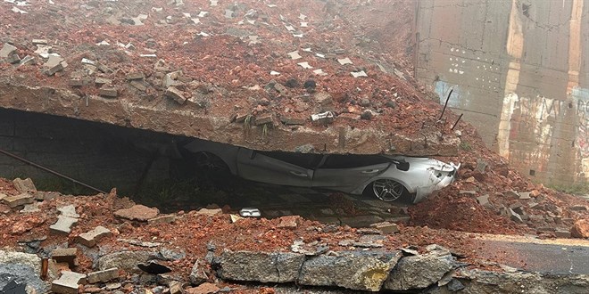 �stanbul'u sa�anak vurdu: Metro ve yollar su alt�nda kald�, duvar ��kt� - Son Dakika Haber