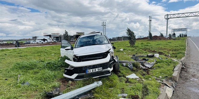 Diyarbak�r'da okul servisi otomobille �arp��t�: 15 yaral�