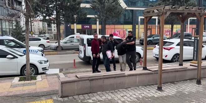 Annesinin sevgilisini b��aklam��t�: Anne ile o�lu tutukland�! - Son Dakika Haber