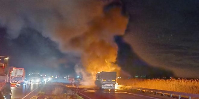 Alevler t�r� sard�, Karacabey-Bursa karayolunda ula��m durdu - Son Dakika Haber