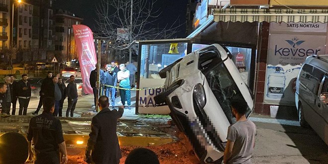 Makas atan s�r�c� 5 araca �arp�p takla att� - Son Dakika Haber