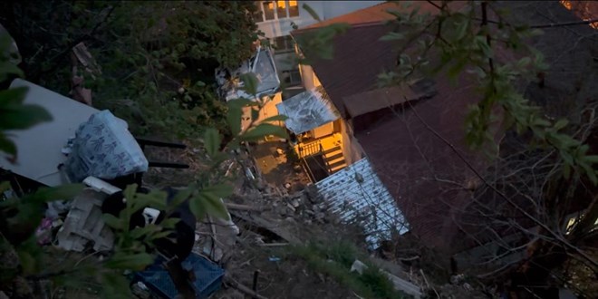 �stanbul'da ya��� sonras� toprak kayd�, 6 bina bo�alt�ld�
