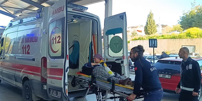 Adana'da i��ileri ta��yan midib�s devrildi: 17 yaral� - Son Dakika Haber