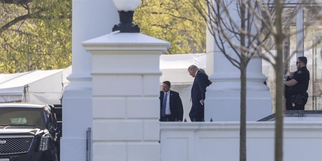 Trump, Y�ksek Mahkeme duru�mas�na kat�lan g�revdeki ilk ba�kan oldu