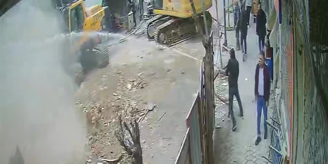 Y�k�lan binadan d��en beton par�as� 6 ya��ndaki �ocu�u hayattan kopard� - Son Dakika Haber