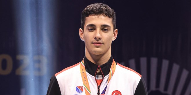 Milli eskrimci Yaman'dan alt�n madalya