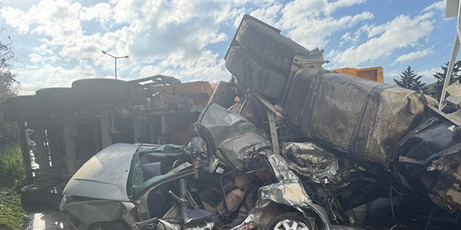 Anadolu Otoyolu'nda zincirleme trafik kazas�: 2 ki�i �ld�