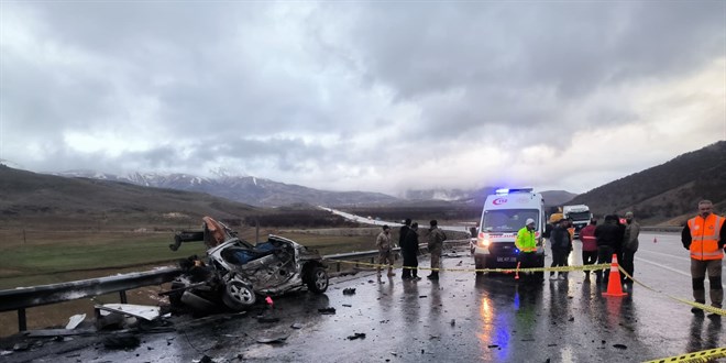 Malatya'da t�rla �arp��an hafif ara�taki 3 ki�i �ld� - Son Dakika Haber