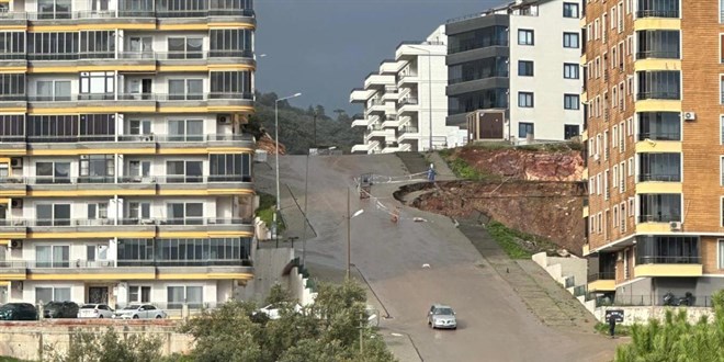 Bal�kesir'de sa�anak toprak kaymas�na neden oldu