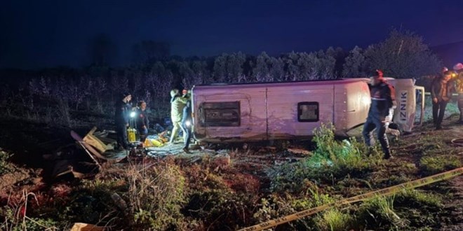 Bursa'da yolcu minib�s� devrildi: 1 �l� 12 yaral�