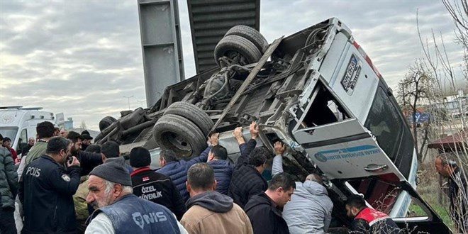 Ankara'da yolcu ta��yan minib�s �st ge�ide �arpt�: 4 ki�i hayat�n� kaybetti - Son Dakika Haber