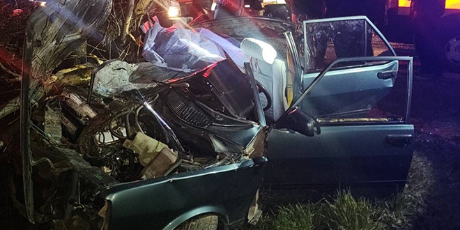 Antalya'da a�aca �arpan otomobildeki 2 gen� �ld�