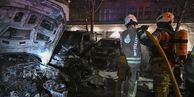 Bir ara� yand�, 14 l�ks ara� k�l oldu - Son Dakika Haber