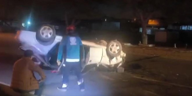 �anl�urfa'da iki otomobil birbirine girdi: 2 �l�, 2 yaral�