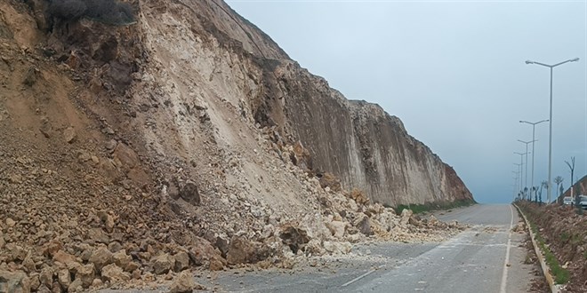 Batman'da heyelan: �niversitenin yolu ula��ma kapand� - Son Dakika Haber