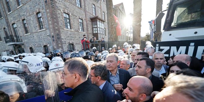 �zmir'de 'Meslek Fabrikas�' krizi: Polis kordonunda tahliye ba�lad� - Son Dakika Haber