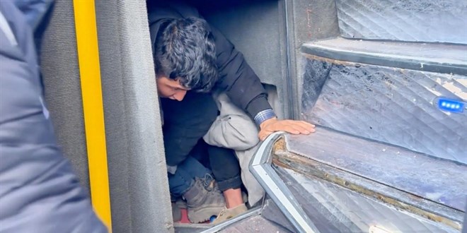 Yolcusu bulunmayan otob�s�n bagaj�ndan 53 d�zensiz g��men ��kt�