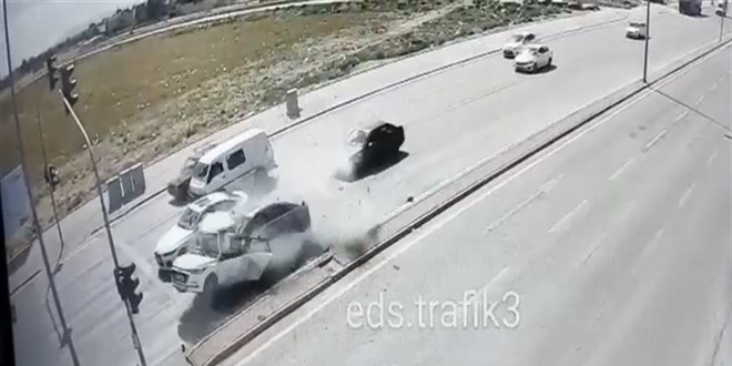 229 km h�zla Mevl�t ��retmenin arac�na �arpm��t�: Cezas� belli oldu - Son Dakika Haber