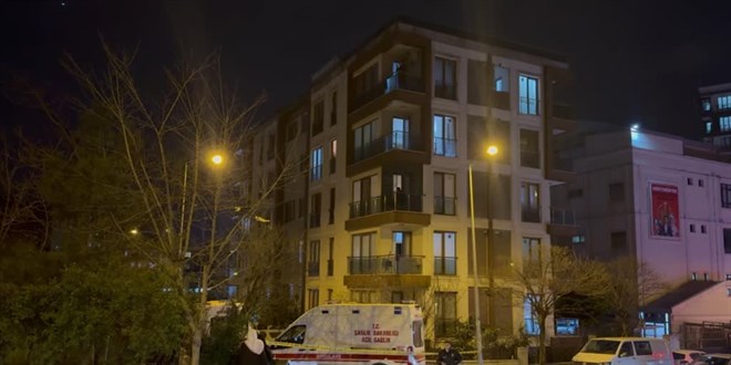 �ekmek�y'de bir ki�i annesini ve a�abeyini �ld�rd�