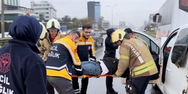 �stanbul'da hafif ticari ara� servis minib�s�ne �arpt� - Son Dakika Haber