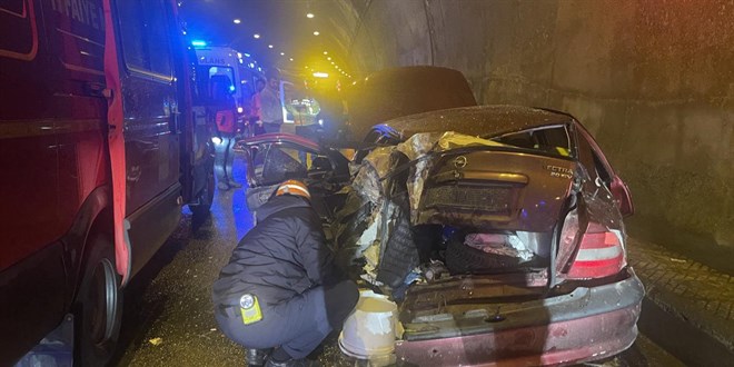 Bolu Da�� T�neli'nde t�r, ar�zalanan otomobile �arpt�: 5 yaral� - Son Dakika Haber