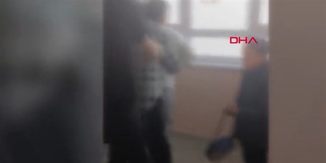 Veli, ders s�ras�nda s�n�f� bas�p ��retmeni tehdit etti!