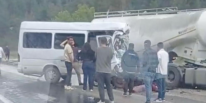 Burdur'da minib�sle t�r�n �arp��mas� sonucu 7 ki�i �ld� - Son Dakika Haber