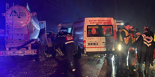 Tar�m i��ilerini ta��yan minib�s ile t�r �arp��t�: 7 �l� - Son Dakika Haber