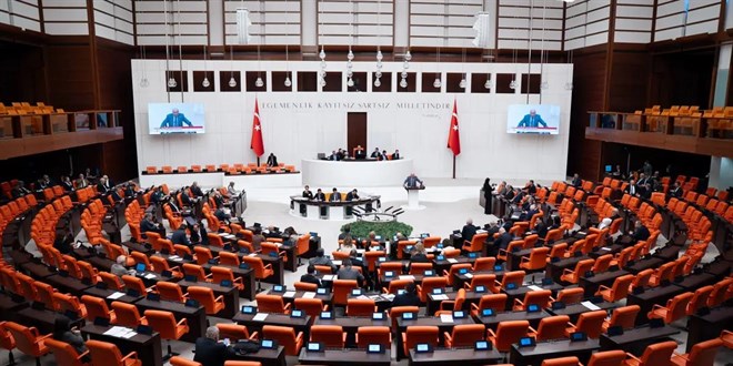 Sosyal medyada 15 ya� s�n�r�: �lk 6 madde Meclis'ten ge�ti