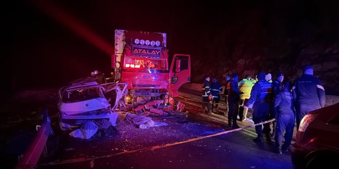 Isparta-Antalya karayolunda feci kaza: 1 �l�, 4 yaral�