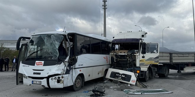 Karaman'da i��i servisi ile t�r �arp��t�, 12 ki�i yaraland� - Son Dakika Haber