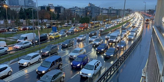 Polis trafik g�revi s�ras�nda hakime kimlik sorabilir mi?