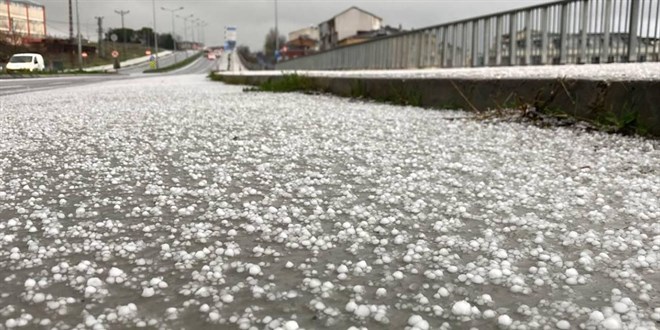 �stanbul'da sa�anak ve dolu etkili oldu