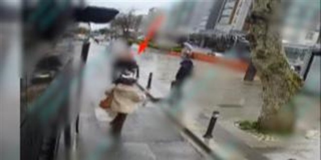 �ETT otob�s�nden inen yolcuya motosiklet �arpt�