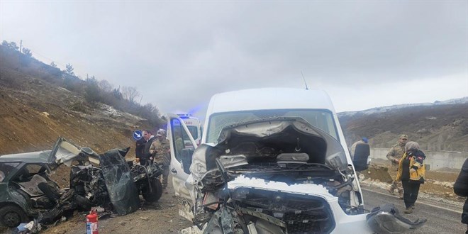 ��retmenleri ta��yan servis ile otomobil �arp��t�: 1 �l�