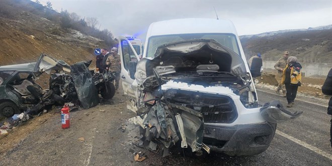 G�m��hane'de servis minib�s�yle otomobil �arp��t�: 1 �l�, 9 yaral� - Son Dakika Haber