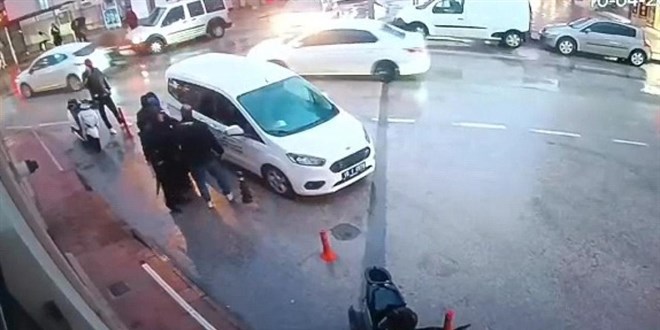 �neg�l'de trafikte tart��t��� s�r�c�ye b��akla sald�ran ki�iye 180 bin lira ceza - Son Dakika Haber