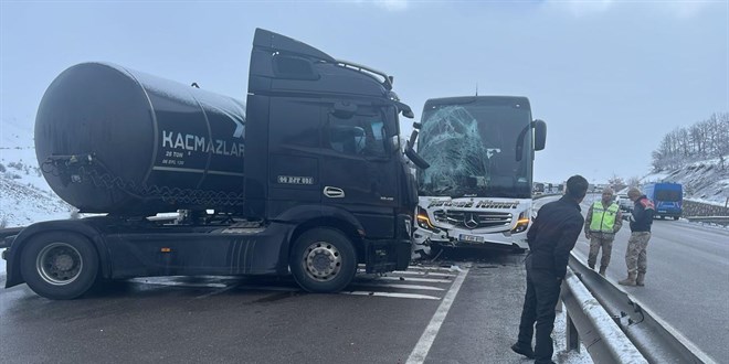 Erzurum'da 2 otob�s ile 2 t�r�n kar��t��� kazada 5 ki�i yaraland� - Son Dakika Haber