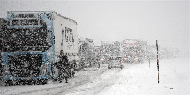 Kars-Erzurum kara yolunda ula��m kontroll� sa�lan�yor