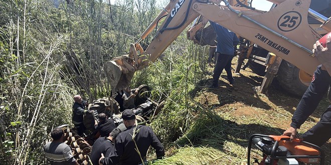 Emekli polis bah�ede �al���rken devrilen trakt�r�n�n alt�nda kal�p �ld�