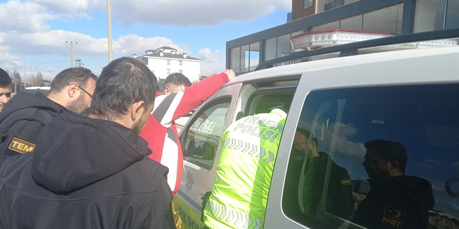 Ehliyeti al�nmas�na ra�men alkoll� direksiyon ba��na ge�ti