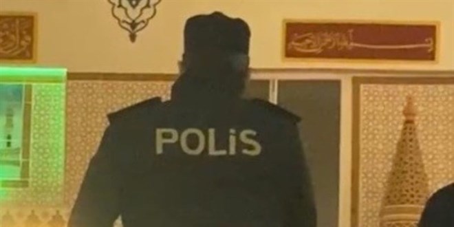 Namaza giden il�e emniyet m�d�r� m�ezzinlik yapt�