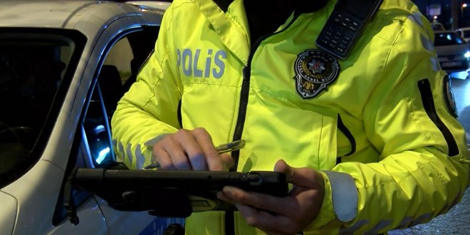 Polisin 'dur' ihtar�na uymayan s�r�c�ye 245 bin lira ceza - Son Dakika Haber