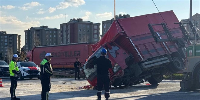 �stanbul'da kamyonet ile otomobil �arp��t�: 1 �l� - Son Dakika Haber